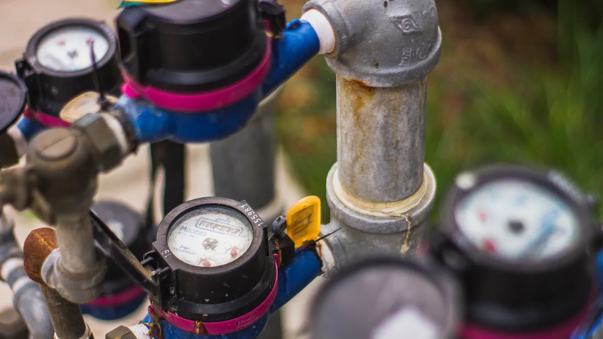Water pipes with multiple pressure gauges